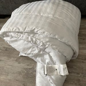 NEW Full/Queen Size White Comforter